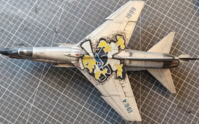 Le F-8 Crusader en maquette : l’histoire du chasseur embarqué légendaire